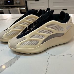 Adidas YEEZY 700 V3 9.5 August 2022 Release AUTHENTIC